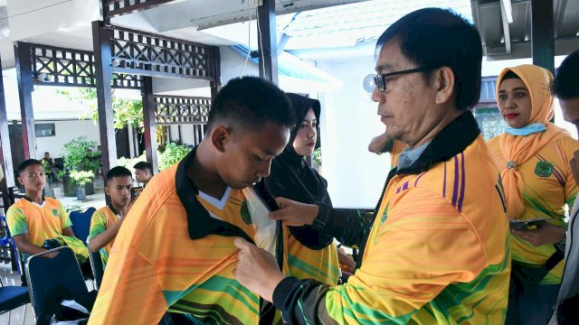 Wakil Bupati Luwu Utara, Suaib Mansur melepas kontingen Luwu Utara untuk mengikuti ajang Pekan Olahraga Daerah (POPDA) Sulsel 2022, pelataran Rumah Jabatan Wakil Bupati Luwu Utara, pada Ahad (19/6/2022). (Foto: ABATANEWS/Wahyuddin) 