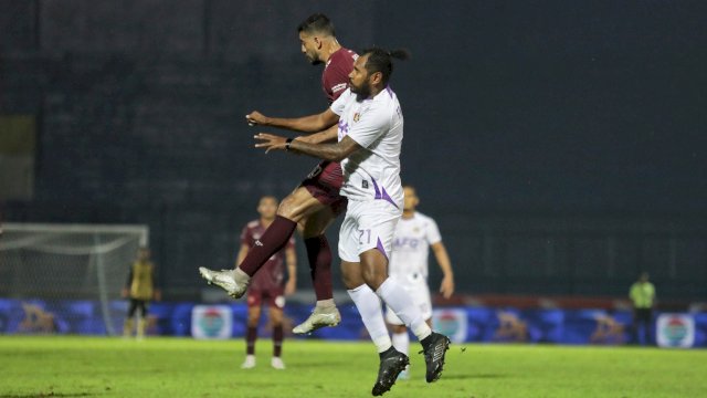 Everton Nascimento saat duel bola udara dengan pemain Persik Kediri di match ketiga grup D Piala Presiden 2022. (foto: Official PSM Makassar)