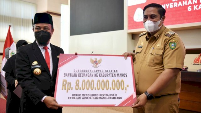 Penyerahan bantuan keuangan itu dilakukan oleh Gubernur Sulsel, Andi Sudirman Sulaiman kepada Bupati Maros, Chaidir Syam di Ruang Rapat Pimpinan Kantor Gubernur Sulsel, pada Senin (20/6/2022). (Foto: ABATANEWS/Wahyuddin) 