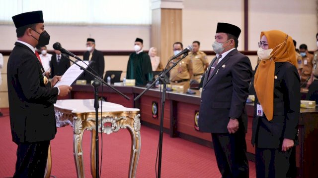 Gubernur Sulawesi Selatan, Andi Sudirman Sulaiman melakukan Pelantikan dan Pengambilan Sumpah/Janji dua pejabat Pimpinan Tinggi Pratama/Eselon II di Lingkungan Pemprov Sulsel di Ruang Rapat Pimpinan Kantor Gubernur Sulsel, pada (Senin 20/6/2022). (Foto: ABATANEWS/Wahyuddin) 