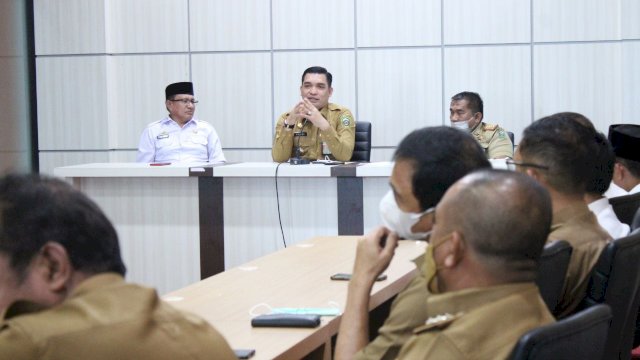 Sekda Takalar Muh Hasbi, dalam rapat pemantapan persiapan yang berlangsung di Ruang Rapat Setda Takalar, Senin (20/6/2022). (Foto: ABATANEWS/Imam) 