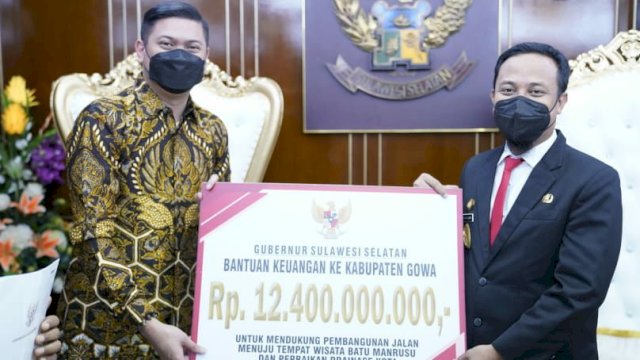 Gubernur Sulawesi Selatan, Andi Sudirman Sulaiman memberikan bantuan keuangan Pemprov Sulsel Tahun Anggaran 2022 untuk Kabupaten Gowa sebesar Rp12,4 miliar. (Foto: ABATANEWS/Wahyuddin) 