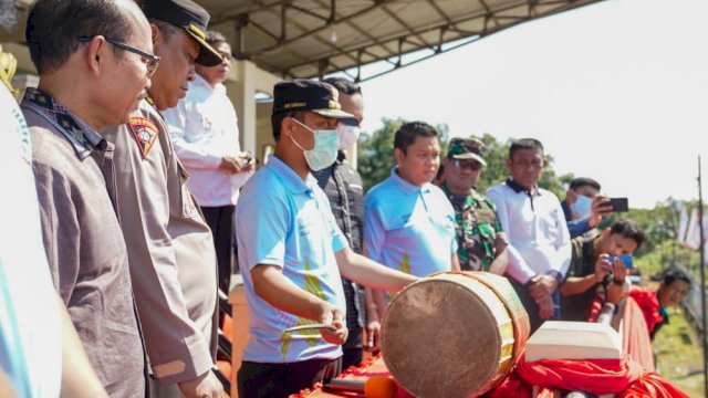 Gubernur Sulsel Andi Sudirman saat membuka Pekan Olahraga Pelajar Daerah (POPDA) tingkat Provinsi Sulsel di Lapangan GOR Sudiang, Kota Makassar (21/6/2022). (Foto: ABATANEWS/Imam) 