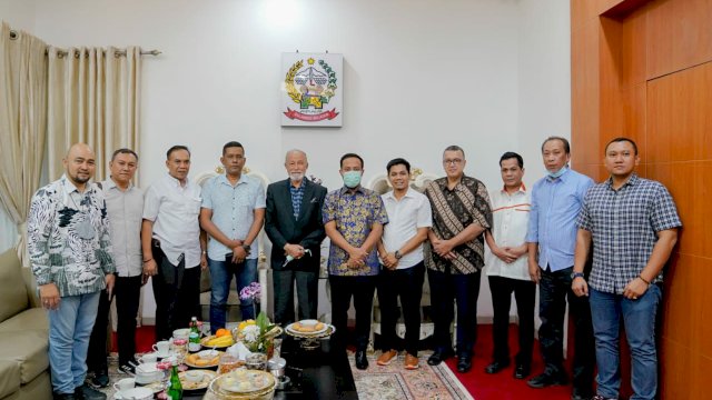 Gubernur Sulawesi Selatan, Andi Sudirman Sulaiman menerima kunjungan Paduka Yang Mulia Wali Nanggroe Aceh, Tgk Malik Mahmud Al Haytar (22/6/2022). (Foto: ABATANEWS/Wahyuddin) 