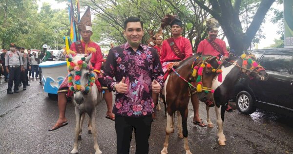 Pasukan Berkuda dan Julung- julung Kafilah Takalar Pikat Perhatian Warga Bone