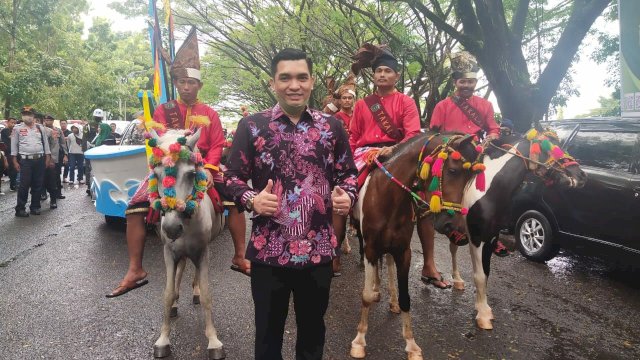 Kafilah Takalar berhasil memikat perhatian warga Bone saat pembukaan acara MTQ XXXII tingkat Sulsel yang dimulai pada Jumat (24/6/2022). (Foto: ABATANEWS/Wahyuddin) 