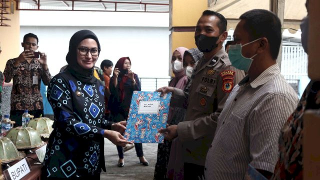 Sebanyak 100 warga Kelurahan Kappuna Kecamatan Masamba menerima sertifikat tanah melalui Pendaftaran Tanah Sistematis Lengkap (PTSL) tahap pertama, pada Kamis (23/6/2022), di Kantor Kelurahan Kappuna, Masamba. (Foto: ABATANEWS/Azwar) 