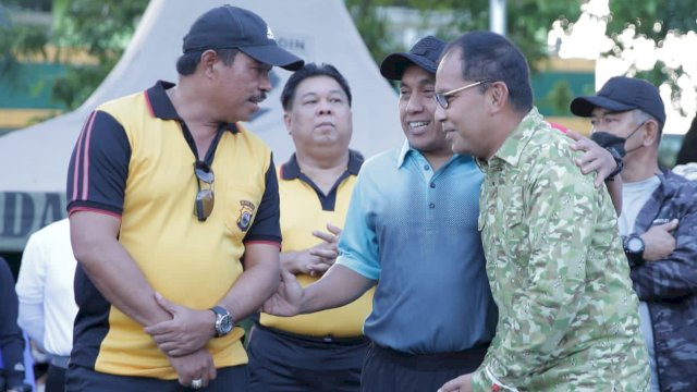 Wali Kota Makassar, Moh. Ramdhan ‘Danny’ Pomanto saat jalan santai dalam acara HUT Bhayangkara ke-76. (foto: Pemkot Makassar)