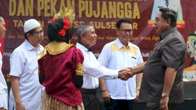 Sekprov Sulsel Abdul Hayat menghadiri pembukaan kegiatan Olimpiade Pendidikan Bahasan dan Sastra Indonesia UNM, di Kampus Parangtambung, pada Senin (27/6/2022). (Foto: ABATANEWS/Wahyuddin) 