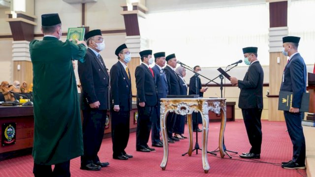 Gubernur Sulawesi Selatan Andi Sudirman Sulaiman melantik 7 pejabat eselon II lingkup Pemerintahan Provinsi Sulawesi Selatan, pada Senin (27/6/2022). (Foto: ABATANEWS/Wahyuddin) 