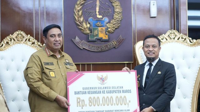 Gubernur Sulawesi Selatan, Andi Sudirman Sulaiman menyerahkan bantuan keuangan tanggap darurat senilai Rp800 juta kepada Kabupaten Maros. (Foto: ABATANEWS/Wahyuddin) 