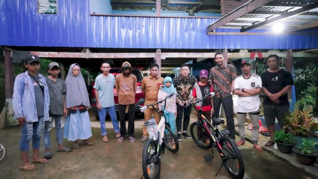 Gubernur Sulawesi Selatan, Andi Sudirman Sulaiman mengirimkan tim ke Desa Tapong, Kecamatan Tellu Limpoe, Kabupaten Bone untuk memberikan bantuan sepeda kepada anak SD bersaudara yang berjalan kaki sejauh 7 Km dan membawa parang untuk ke sekolah. Sekaligus mengecek kondisi jalan dan infastruktur yang ada. (Istimewa) 