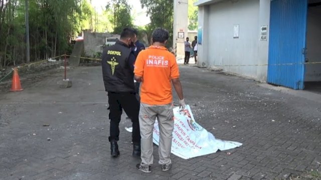 Polisi melakukan evakuasi mahasiswi asal Toraja yang jatuh di lantai 6 Gedung Graha Pena, Makassar, Rabu (29/6/2022). (foto: Abatanews)