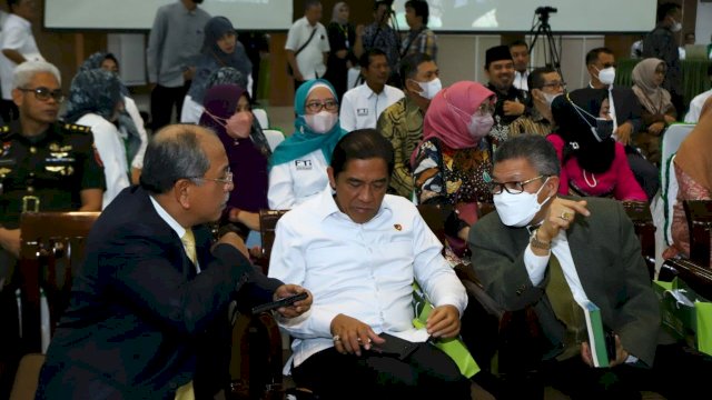 Ilham Arief Sirajuddin dan Taufan Pawe bertemu di acara pengukuhan guru besar di UMI, pada Rabu (29/6/2022). (Foto: Humas Pemkot Parepare) 