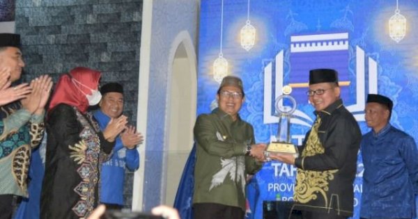 Wali Kota Marten Menerina Piala Bergilir MTQ Dari Pj Gubernur Hamka