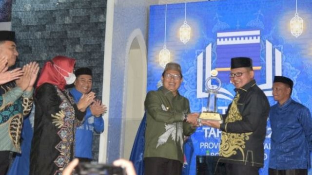 Wali Kota Marten Menerina Piala Bergilir MTQ Dari Pj Gubernur Hamka