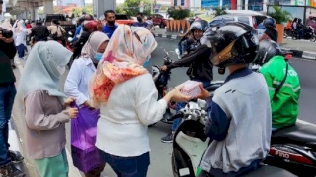 Ikawan DPRD Kota Makassar Bagikan Makanan Siap Santap ke Pengemudi Ojek Online