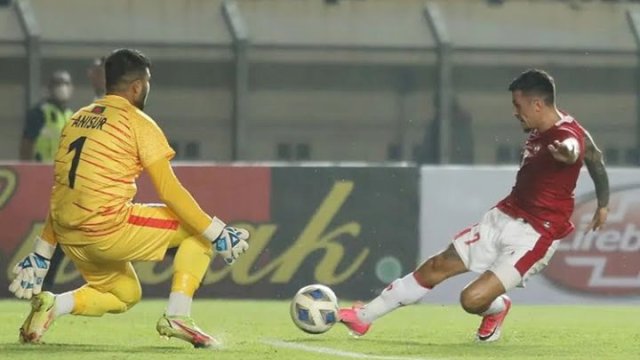 Stefano Lilipaly saat berhadapan dengan kiper Timnas Bangladesh dalam laga FIFA Match Day, di Stadion Si Jalak Harupat, Jawa Barat, Rabu (1/6/2022). (foto: PSSI)