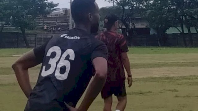  Yuran Fernandes saat mengikuti sesi latihan di Lapangan BSC Makassar. (foto: ig/@lambe_turah_psm)