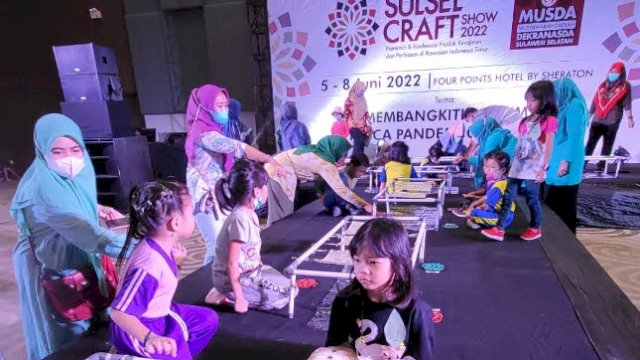 Sejumlah anak TK mengikuti lomba mewarnai batik lontara di ajang Sulsel Craft Show 2022. (foto: Pemprov Sulsel)