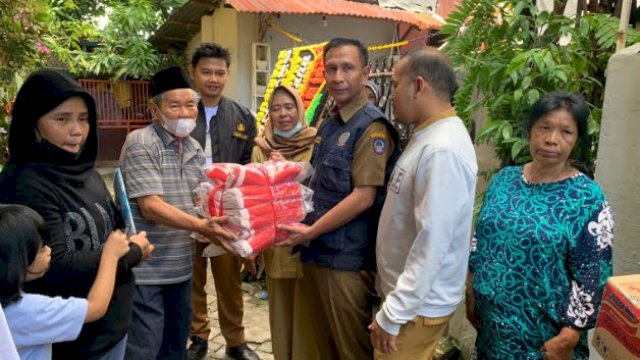 Pemprov Sulsel melalui BPBD Sulsel dan Dinsos Sulsel Salurkan bantuan untuk korban kebakaran di Jalan Maccini pasar Malam, Kelurahan Maccini, Kecamatan Makassar, Kota Makassar, Senin (6/6/2022). (foto: Pemprov Sulsel)