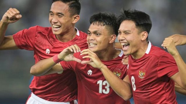 Selebrasi pemain Timnas Indonesia saat gol kedua tercipta melawan Timnas Kuwait di laga Kualifikasi Piala Asia 2023 di Jaber Al-Ahmad International Stadium, Kuwait City, Kamis (9/6/2022). (foto: PSSI)