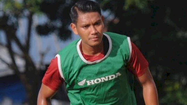 Manajemen PSM Makassar melepas Manda Cingi saat masih berseragam PSM Makassar dalam sesi latihan di Makassar beberapa waktu lalu. (foto: Official PSM Makassar)