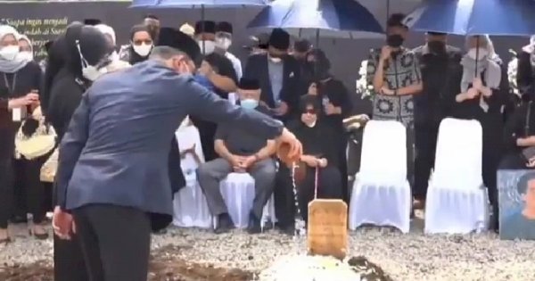 Bikin Nyesek! Ini Pidato Lengkap Ridwan Kamil saat Pemakaman Eril