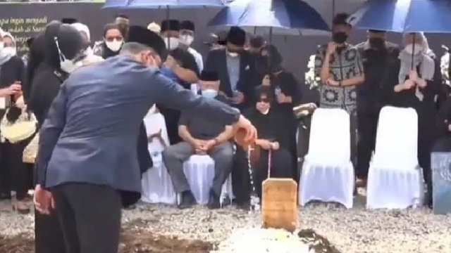 Gubernur Jawa Barat, Ridwan Kamil saat pemakaman anak sulungnya, Emmeril Kahn Mumtadz atau Eril di pemakaman Cimaung, Bandung, Senin (13/6/2022).