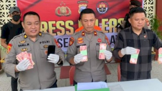 Kapolsek Tamalate Kompol Irwan Tahir didampingi Waka Polsek AKP H Ramli Jr, Kanit Reskrim Iptu Gunawang Amin saat menggelar Press Release di Mapolsek Tamalate ,Selasa (14/06/2022). (foto: Polsek Tamalate)