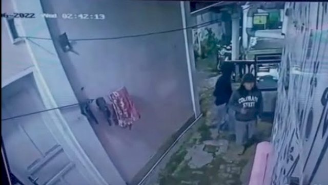 Rekaman CCTV 2 pelaku pencurian HP di Kecamatan Mariso. (foto: dok. Polsek Mariso) 