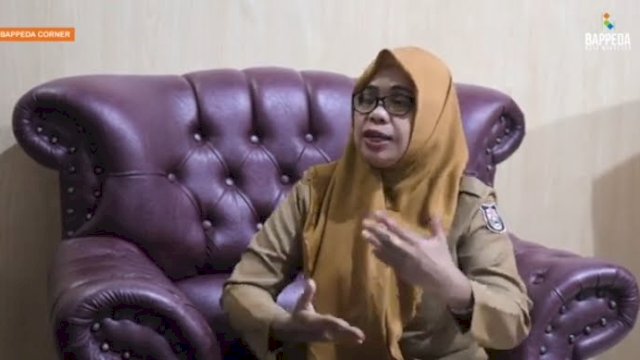 Kepala Dinas (Kadis) Perpustakaan Kota Makassar, Tenri A Palallo dalam obrolan di channel YouTube Bappeda Makassar. 