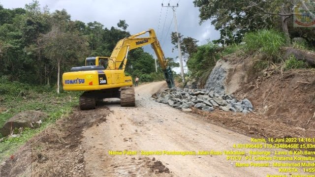 Proses pembenahan ruas jalan Takkalasi (Barru) menuju Bainange - Lawo (Soppeng) sepanjang 11,3 Km yang ditargetkan rampung tahun 2022. (foto: Dok. Dinas PUTR Sulsel)