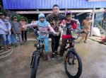 ASS Beri Sepeda untuk 2 Saudara yang Jalan Kaki 7 KM ke Sekolah