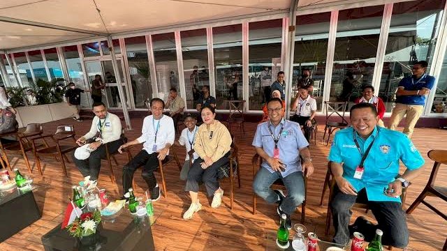 Presiden Jokowi bersama Anies Baswedan dan Puanaharani menyaksikan langsung ajang Formula E yang berlangsung di Ancol, Jakarta Utara, kemarin (4/6/20222). (Dok Menteri Kesehatan Budi Gunadi Sadikin) 