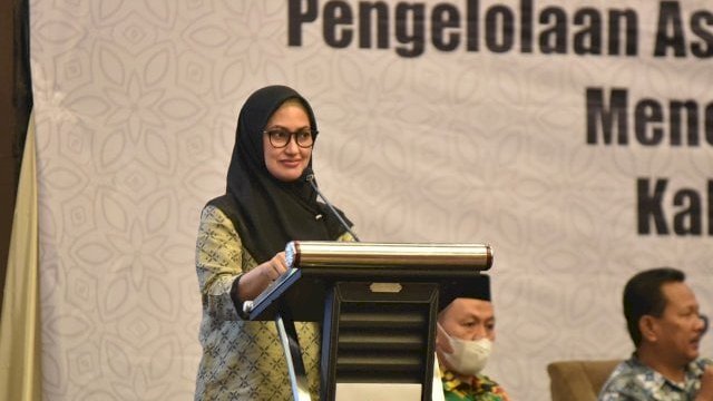 Bupati Luwu Utara Indah Putri Indriani membuka bimbingan teknis peningkatan kapasitas aparatur perangkat desa, pada Jumat (10/6/2022). Indah berharap dengan SDM yang lebih baik, desa akan meningkatkan perannya dalam pembangunan. (Foto: ABATANEWS/Imam) 