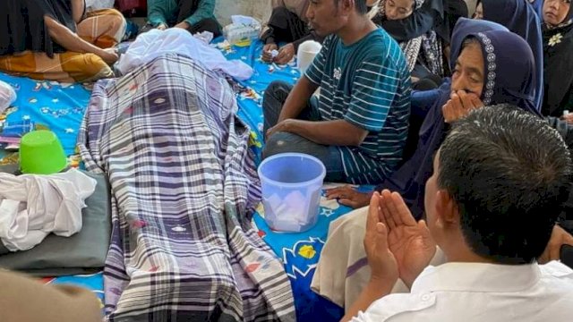 Wakil Bupati Takalar Melayat ke Rumah Warga yang Tersambar Petir