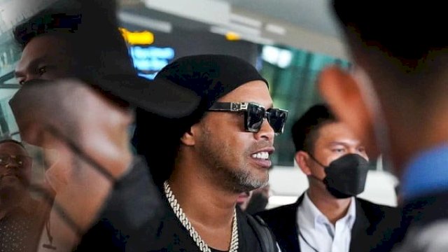 Ronaldinho tiba di Indonesia. (Foto: Instagram @rans.nusantara) 