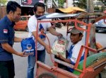 Keliling Kota, Ketua DPRD Makassar Bagi-bagi Bantuan