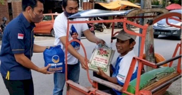 Keliling Kota, Ketua DPRD Makassar Bagi-bagi Bantuan