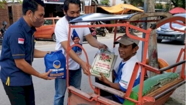 Keliling Kota, Ketua DPRD Makassar Bagi-bagi Bantuan