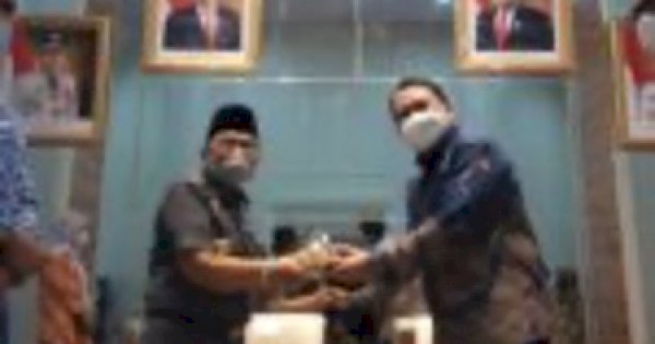 Ketua DPRD Makassar Rudianto Lallo Tanam Padi Bersama Warga Lakkang