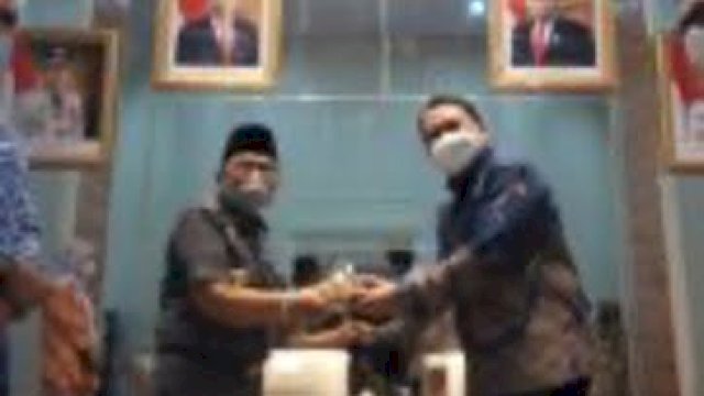 Ketua DPRD Makassar Rudianto Lallo Tanam Padi Bersama Warga Lakkang