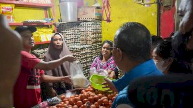 Menteri Perdagangan Zulkifli Hasan meninjau Pasar Jagasatru di Cirebon, Jawa Barat, pada Ahad (17/7/2022). (Dok Kemendag) 