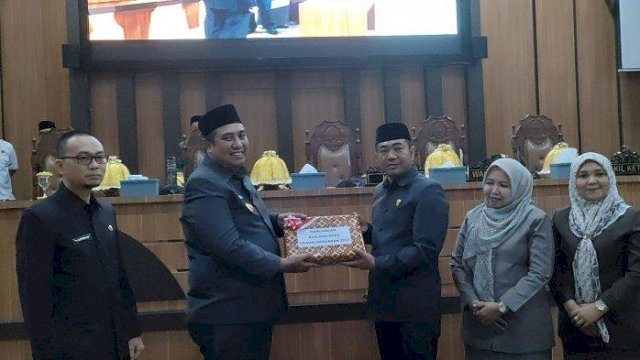 Bupati Maros Chaidir Syam menyerahkan berkas rancangan APBD Maros 2023 kepada Ketua DPRD Maros, Rabu (13/7/2022). (Foto: ABATANEWS/Wahyuddin) 