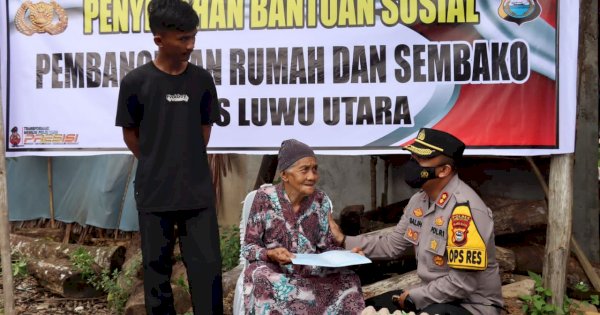 Didampingi Istri, Kapolres Lutra AKBP Galih Beri Hadiah Rumah ke Nenek Tunawisma