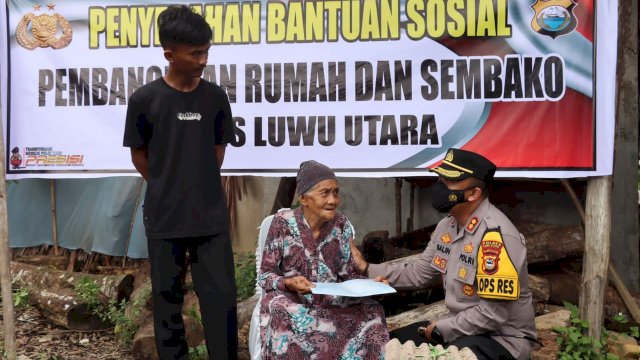 Kapolres Luwu Utara, AKBP Galih Indragiri memeberikan bantuan rumah kepada Nenek Tari. (Foto: Ist)