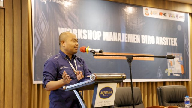 Kepala Dinas Pariwisata Kota Makassar, Muhammad Roem saat membuka Workshop Management Biro Arsitektur yang bertempat di Hotel Arthama Makassar, Jum'at (1/7/2022). (foto: Pemkot Makassar)