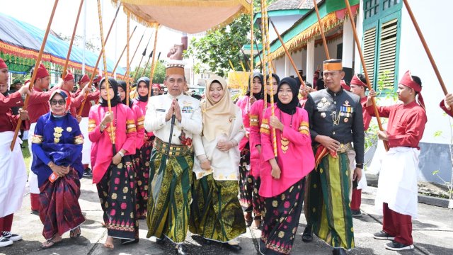  Pangdam XIV/Hasanuddin Mayjen TNI Andi Muhammad Bau Sawa Mappanyukki, saat pemberian cindera mata dari Kedatuan Luwu, Kota Palopo. (foto: Ist)