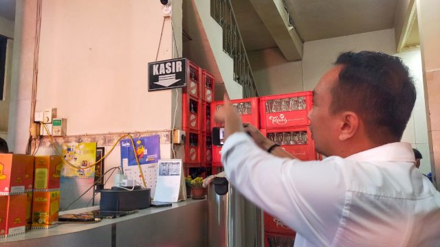 Badan Pendapatan Daerah (Bapenda) Kota Makassar memasang kamera pengawas atau CCTV di restoran dan rumah makan di Makassan untuk memastikan takadanya kebocoran pajak daerah. (foto: BAPPEDA Makassar)